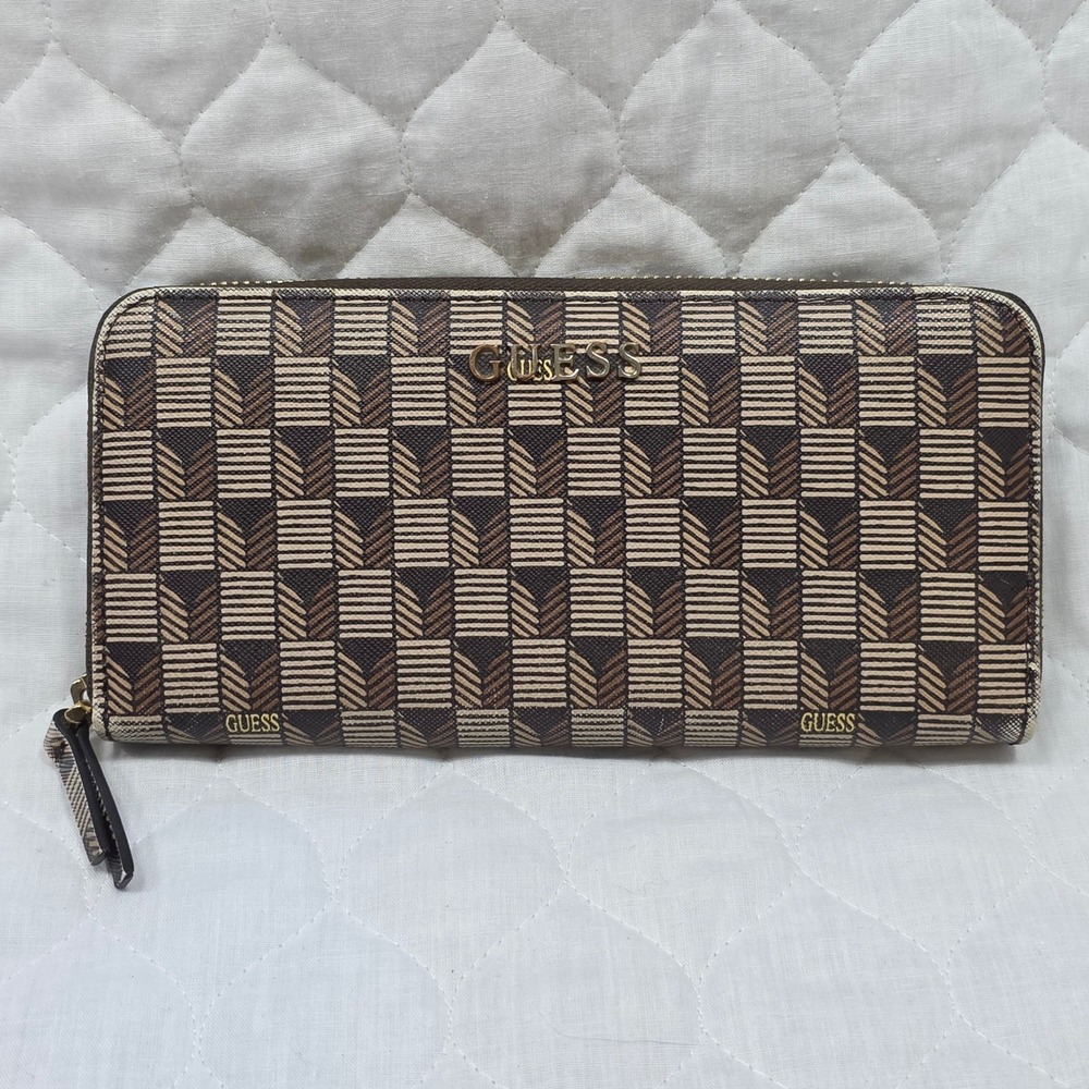 Guess Zip‎ Around Wallet Brown Tan Geometric Chevron Stripe Gold Tone Logo Large